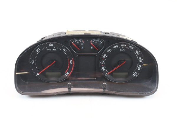 Kombiinstrument Tacho Diesel Instrumenteneinheit Skoda Superb 3U 3U0920811A